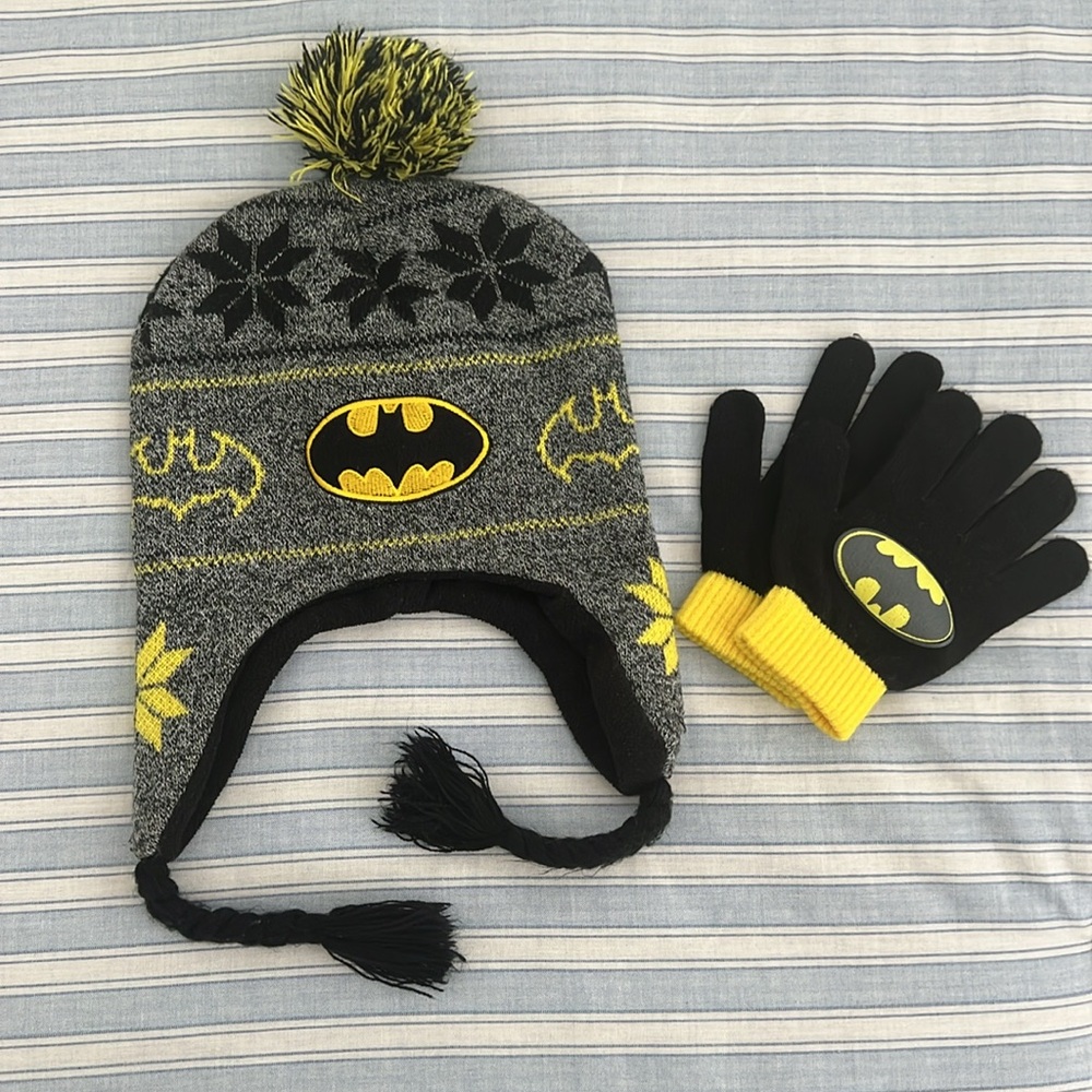 🦇BATMAN KNIT ON THE OUTSIDE FLEECE ON THE INSIDE HAT and KNIT GLOVES. OS